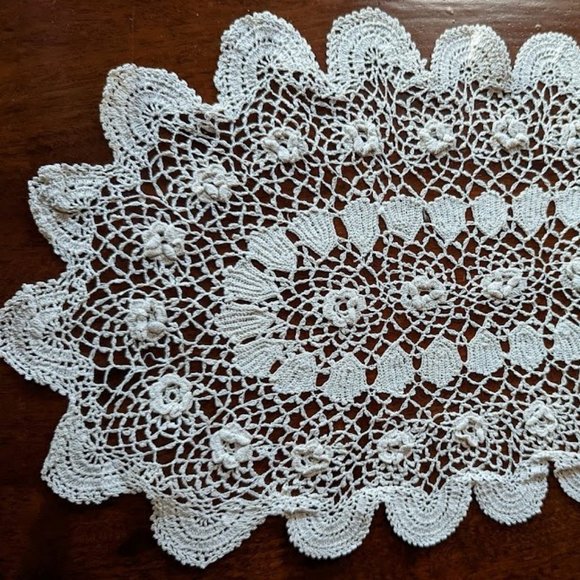 REDUCED Vintage Coffee-Coloured Oval Doilies c 1950s - Picture 1 of 6